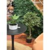 Maceta con planta artificial — vista 1